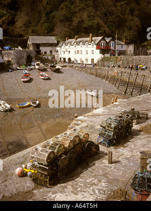 UK Devon Clovelly Hafen und Red Lion pub Stockfoto