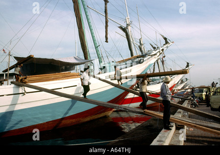 Indonesien Java Jakarta Sunda Kelapa Dock entladen Hartholz aus Borneo Stockfoto