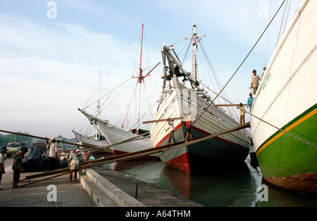 Indonesien Java Jakarta Sunda Kelapa Dock Männer entladen Bornean Hartholz Holz manuell von Segelschiffen Stockfoto