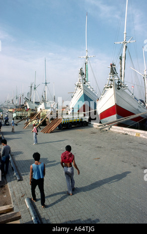 Indonesien Java Jakarta Sunda Kelapa Dock entladen Borneo Holz von Segelschiffen Stockfoto