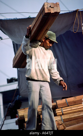 Indonesien Java Jakarta Sunda Kelapa Dock Mann entladen Hartholz aus Borneo Stockfoto