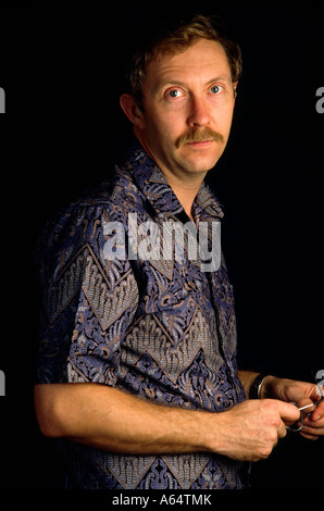 Indonesien Java Yogjakarta Handwerk Mann tragen Batik-Shirt von Batik Keris Stockfoto