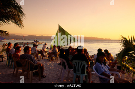 Philippinen Boracay Sonnenuntergang Nachtschwärmer am weißen Strand und genießen Sie am Nachmittag Getränke Stockfoto