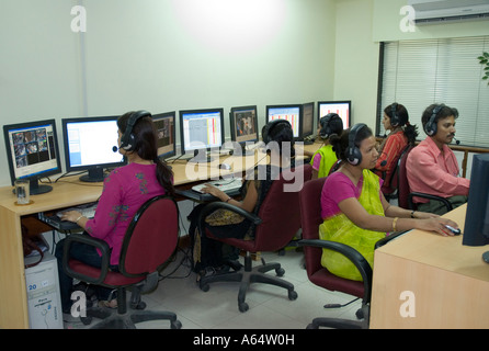 Menschen, die an einen Outsourcing-Call-Center mit Sitz in Mumbai Indien Stockfoto