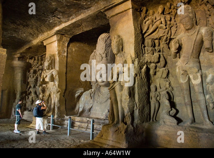 Touristen im Inneren einer Höhle Tempel auf Elephanta Insel eine kurze Bootsfahrt Fahrt von Mumbai, Indien Stockfoto