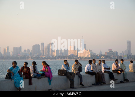 Büroangestellte versammeln sich entlang der Marine Parade am Abend Mumbai Indien Stockfoto