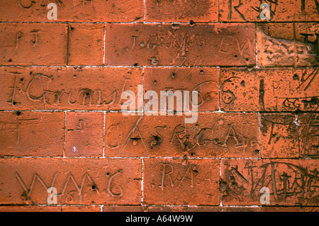 UK Essex Constable Land Dedham Dorf C18th Graffiti in Ziegel von Shermans Schule Stockfoto