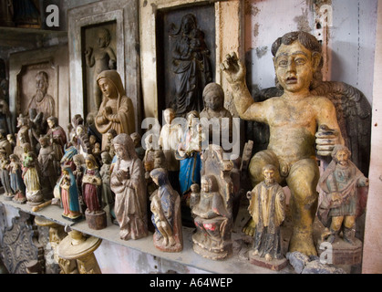 Religiöse Antiquitäten zum Verkauf in einem Geschäft in Chor Bazaar der größte antike Flohmarkt in Mumbai Indien Stockfoto