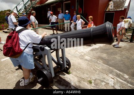 WEST INDIES Karibik Barbados St George Parish Touristen mit Guide Gun Hill Signal Station neben alte Kanone. Stockfoto