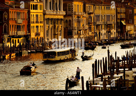 Der Canal grande bei Sonnenuntergang erschossen von der Rialto-Brücke. Stockfoto