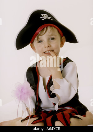 Kleiner Junge verkleidet mit Fee Zauberstab schauen verwirrt Stockfoto