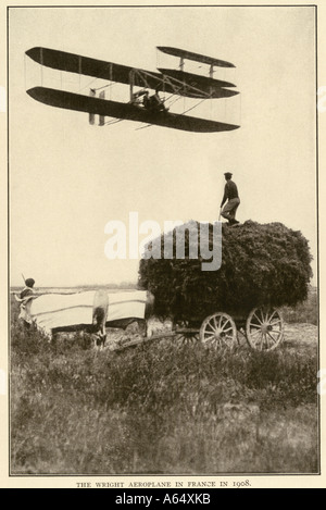 Wilbur Wright und ein Schüler in einem frühen Flugzeug fliegen über eine oxdrawn Ladewagen in Frankreich 1908. Albertype Wiedergabe einer Fotografie Stockfoto