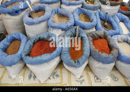Einen kleinen Stall zu verkaufen Gewürze in der Donnerstagsmarkt in Orgiva, Andalusien, Spanien. Stockfoto