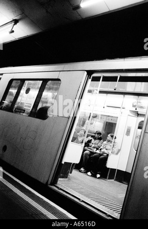 Menschen in einer Londoner U-Bahn durch die offenen Türen Stockfoto