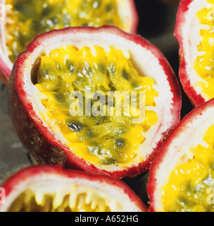 Hälften lila Passionsfrucht (Passiflora Edulis). Auch bekannt als Maracuja oder lila Granadilla. Stockfoto