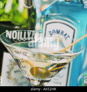 Einen klassischen Martini cocktail mit Bombay Sapphire Gin, Noilly Prat und eine gefüllte Olive auf einen Cocktailspieß gemacht. Stockfoto