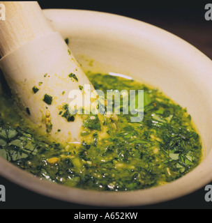 Herstellung von Pesto im Mörser Stockfoto