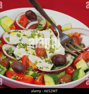 Einen griechischen Salat mit Fetakäse aus Ziegenmilch hergestellt. Weitere Zutaten sind Tomaten, Kalamata-Oliven, Gurken und roten Zwiebeln. Stockfoto