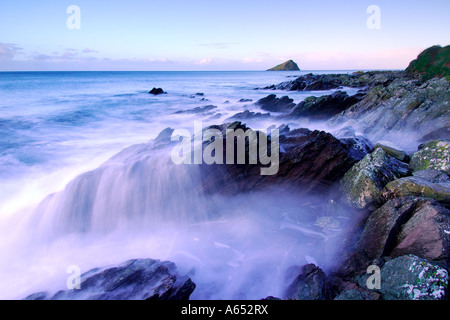 Schöne Dämmerung Licht bei wembury Strand mit Meerblick über den exponierten Felsen und die mew Stein am Horizont Stockfoto
