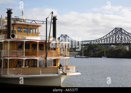 Eine Reihe von alten Paddel-Wheelers auf dem Brisbane River zum Abendessen und das Nachtleben Kreuzfahrten Stockfoto