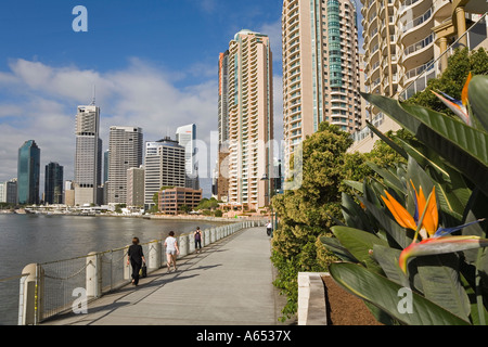 Fußgänger Wallkway entlang der Uferpromenade von Brisbane in der Nähe der beliebten Eagle Street Pier Stockfoto