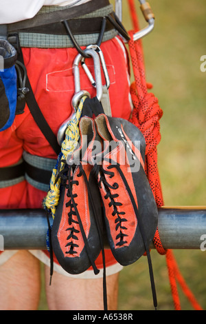 Klettern Schuhe hängen von der Taille eines Kletterers in Kangaroo Point Cliffs in Brisbane Stockfoto