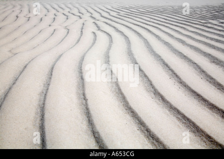 Welle Wellen in den weißen Sand des Wathumba Creek auf Fraser Island Stockfoto