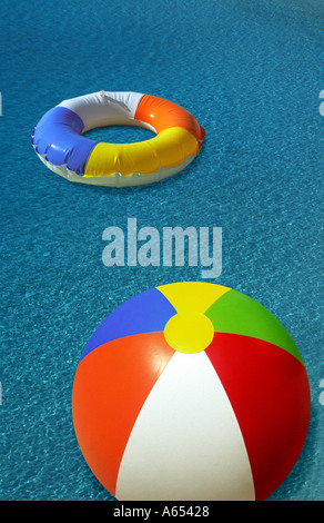 Wasserball und aufblasbare schwimmen Ring am Meer schweben Stockfoto