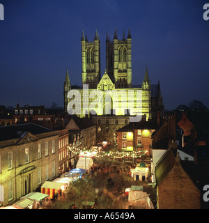 Lincoln Lincolnshire Großbritannien UK Kathedrale traditionelle Weihnachtsmarkt Dämmerung Abenddämmerung nahe Zeit Stockfoto