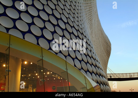 Selfridges Kaufhaus, Birmingham. Außenansicht in der Abenddämmerung. Moderne Architektur Stockfoto