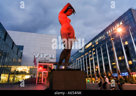 Eine zeitgenössische Kunstskulptur und Hotel Tallink beleuchtet in Downtown Shopping District Stockfoto