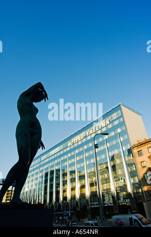 Eine zeitgenössische Kunst Skulptur und Tallink Hotel in der Innenstadt Einkaufsviertel Stockfoto