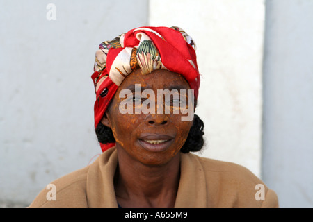 Frau trägt einen traditionellen Schlamm-Maske in Ifaty, nördlich von Toliara (Tulear), Madagaskar Stockfoto