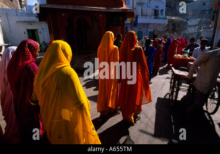 Frauen sammeln zu eine traditionellen Hindu Hochzeit als die Hochzeitsgesellschaft feiern geht von zu Hause aus zu den Tempel Udaipur Stockfoto