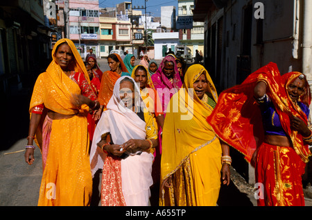 Frauen sammeln zu eine traditionellen Hindu Hochzeit als die Hochzeitsgesellschaft feiern geht von zu Hause aus zu den Tempel Udaipur Stockfoto