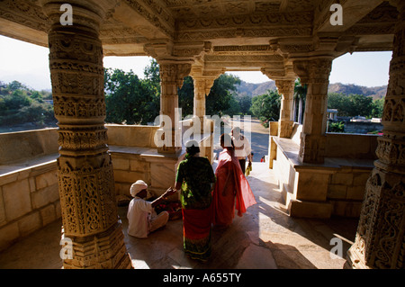 Die Jain-Tempel von Ranakpur in der Nähe von Jodhpur der Chaumukha-Tempel innen The Ranakpur Jain-Tempel war in Amber Stein gebaut. Stockfoto