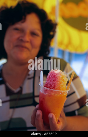 Ein Lieferant dient eine rasierte Eis Genuss am Strand von Mancora Mancora ist ein beliebter Badeort für peruanische Urlauber im Norden Perus Stockfoto