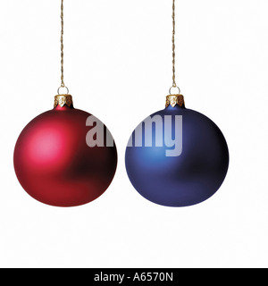WEIHNACHTSKUGELN AUF WEIßEM HINTERGRUND Stockfoto