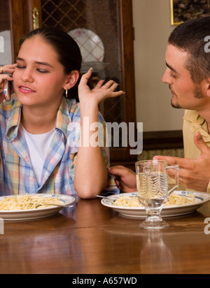 Kaukasische Frau 20 bis 23 ignoriert Man während des Gesprächs auf Handy USA Stockfoto