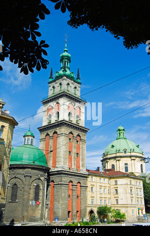 Anzeigen der alten Stadt und der Jungfrau Marys Himmelfahrt Kirche Bell Tower Lviv ist eine Großstadt im Westen der Ukraine Stockfoto
