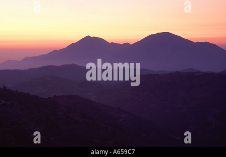 Die Berge von Zentralkreta in der Abenddämmerung gesehen von Anogia nahe Heraklion Kreta Griechenland Stockfoto