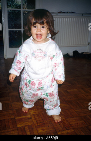 Babys erste Schritte Stockfoto