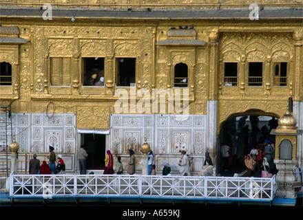 Amritsar Punjab Indien Sri Harmandir Sahib (Goldener Tempel) Gold Detail Stockfoto