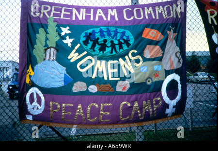 Greenham Common Womens Peace Camp Banner am Zaun Stockfoto