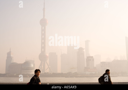 Blick auf Pudong vom Bund mit dem Oriental Pearl Tower, Shanghai, die Volksrepublik China, Asien Stockfoto