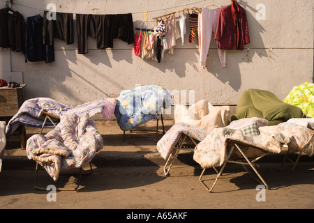 Am frühen Morgen in der alten Stadt Wäsche und Bettwäsche hing zu lüften und trocknen, Shanghai, die Volksrepublik China, Asien, Stockfoto