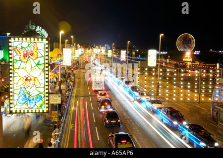 Einsatzfahrzeuge den Weg durch viel Verkehr auf der Promenade in Blackpool Illuminations Stockfoto