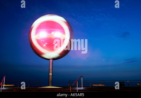 Der weltweit größte Mirror Ball auf der Promenade in Blackpool in der Nacht Stockfoto