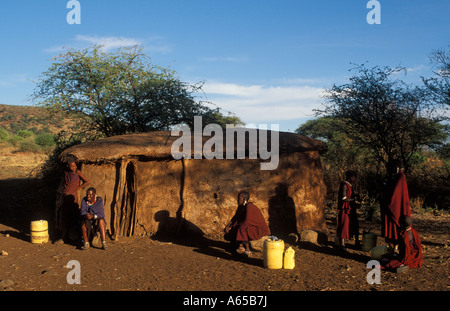 Massai-Frauen vor einem traditionellen Gehöft Tansania Stockfoto