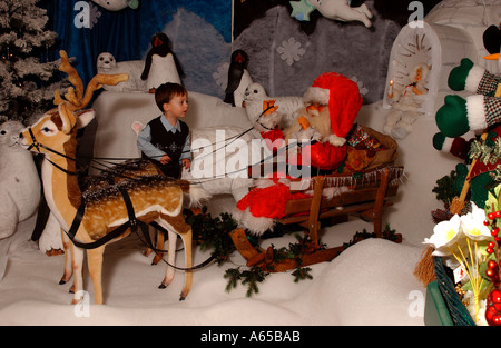 kleiner Junge spielt in Santas Grotte zu Weihnachten Stockfoto